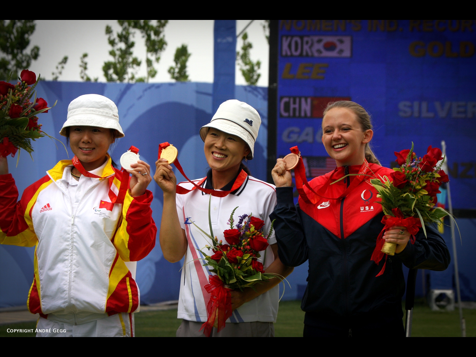 copyrightandrégegg_beijing2008_femalestandingrecurvemedalists_gaofangxia_leehwasook_lindseycarmichael